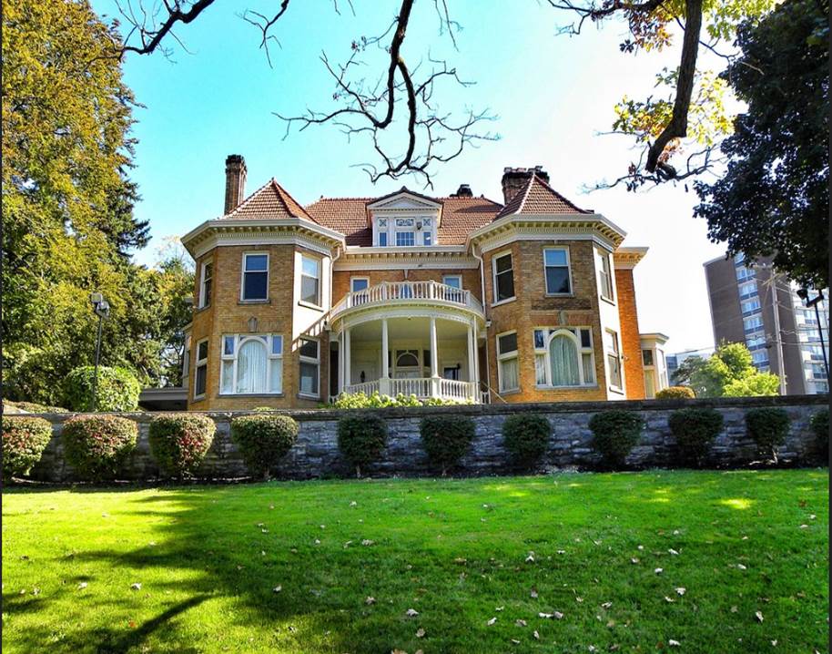 Alpha Chi Omega sorority house