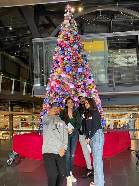 Students by the glass Christmas tree at Corning Museum of Glass